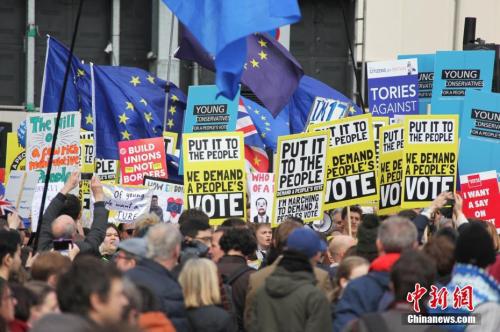 资料图：伦敦市中心举行了大规模呼吁举行“第二次脱欧公投”的示威游行。